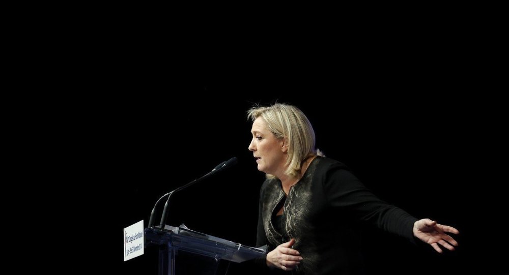 Marine Le PenFN au pouvoir, une «menace réelle» selon Hollande