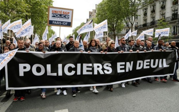 Attentat des Champs-Elysées: des policiers en "colère" interpellent Macron et Le Pen