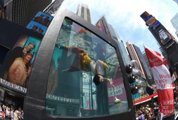 Climat: des artistes nagent dans un aquarium géant à Times Square