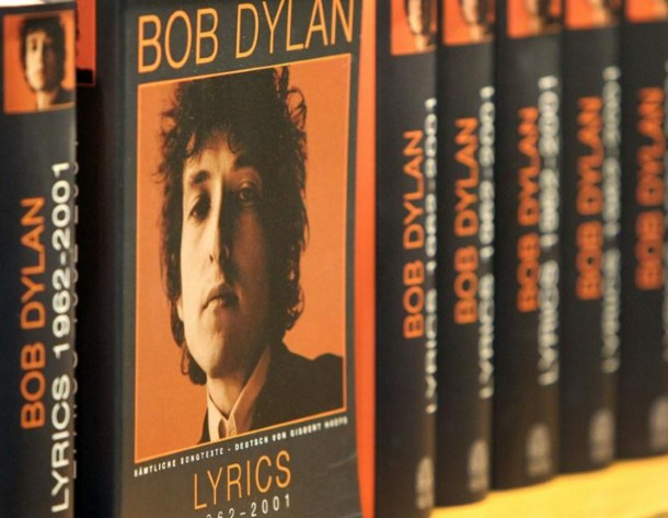 Nobel: Bob Dylan remet son discours et empoche l'argent du prix