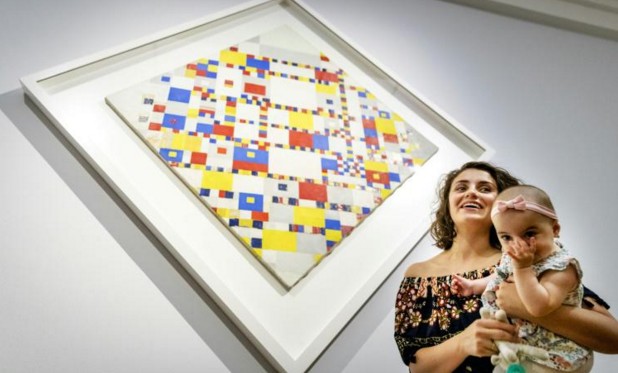 Pays-Bas: des bébés fascinés par des tableaux de Mondrian
