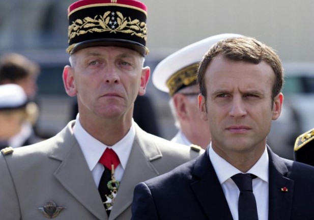 Macron cherche à renouer la confiance avec les militaires après avoir changé leur chef