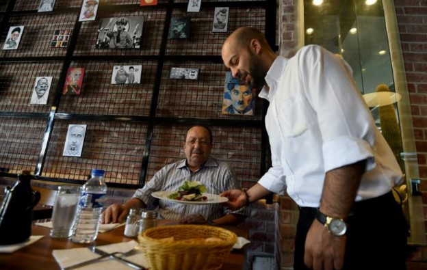 Au restaurant "Le Dictateur" de Tunis, la "liberté" se déguste "grillée"