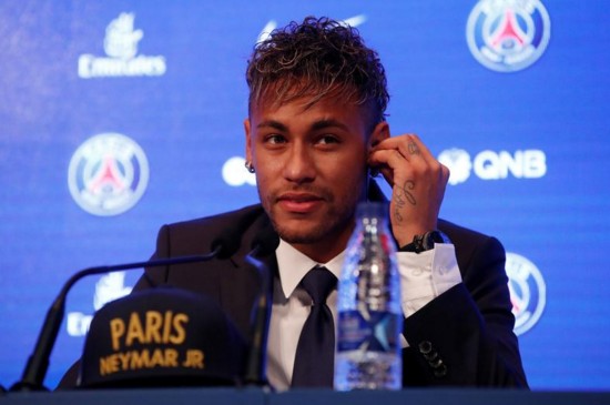 Neymar accueilli comme un chef d'Etat à Paris