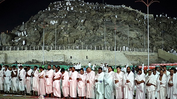 Plus de deux millions de pèlerins gagnent le mont Arafat