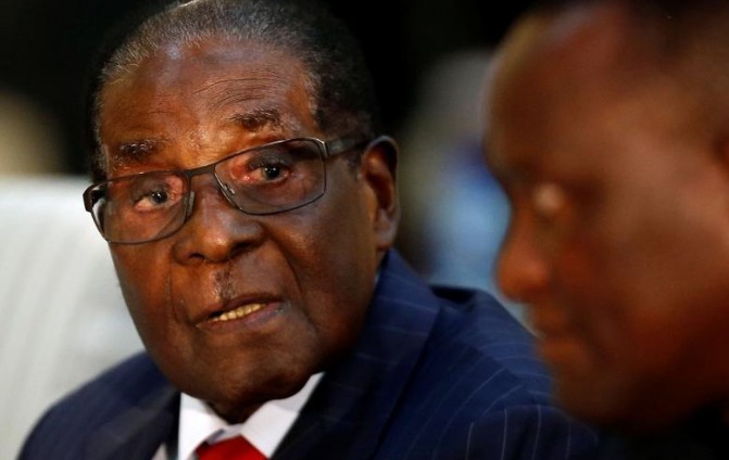 Mugabe résiste aux pressions de l'armée, qui veut l'écarter