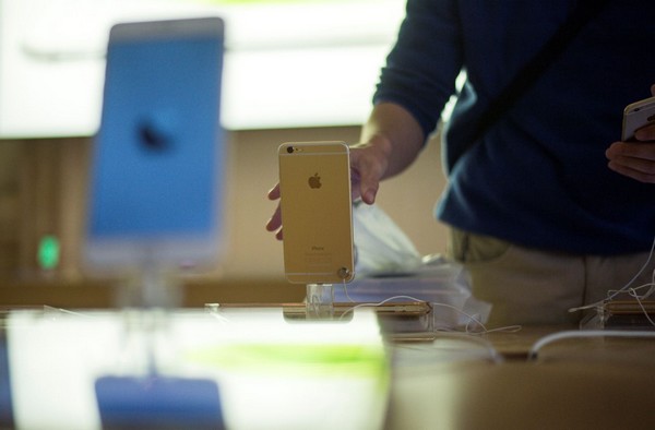 Apple s'excuse d'avoir ralenti de vieux iPhones sans en avoir informé ses clients