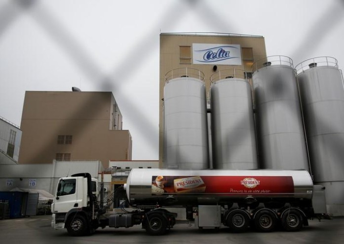 Des producteurs de lait devant l'usine Lactalis de Craon