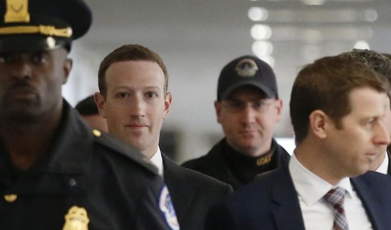 Zuckerberg monte au front politique pour défendre Facebook