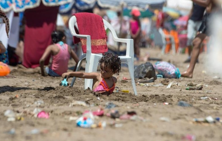 Au Maroc, des plages salies par les ordures