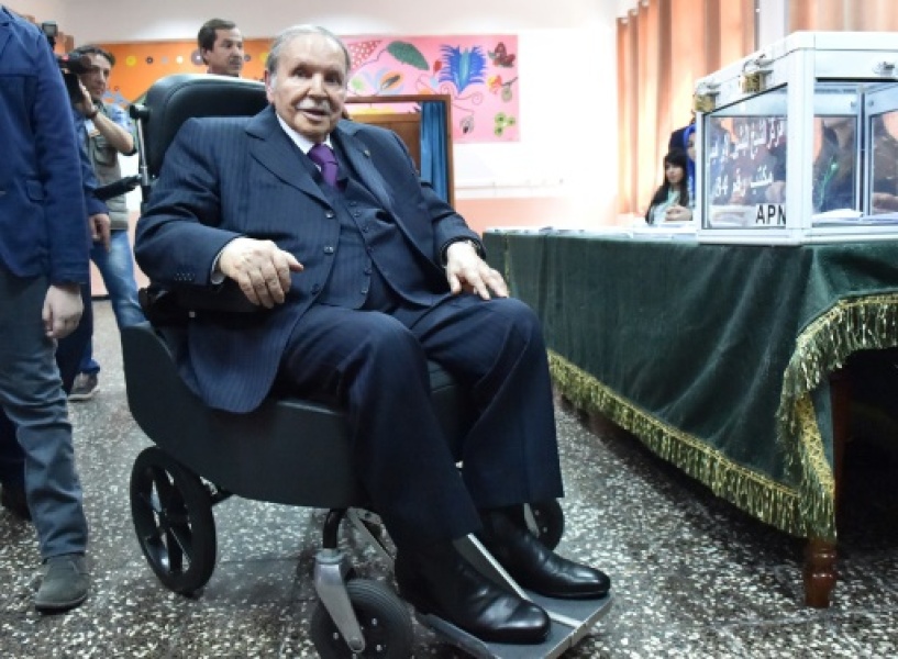 Algérie : Bouteflika renonce à un 5e mandat, reporte la présidentielle mais reste au pouvoir