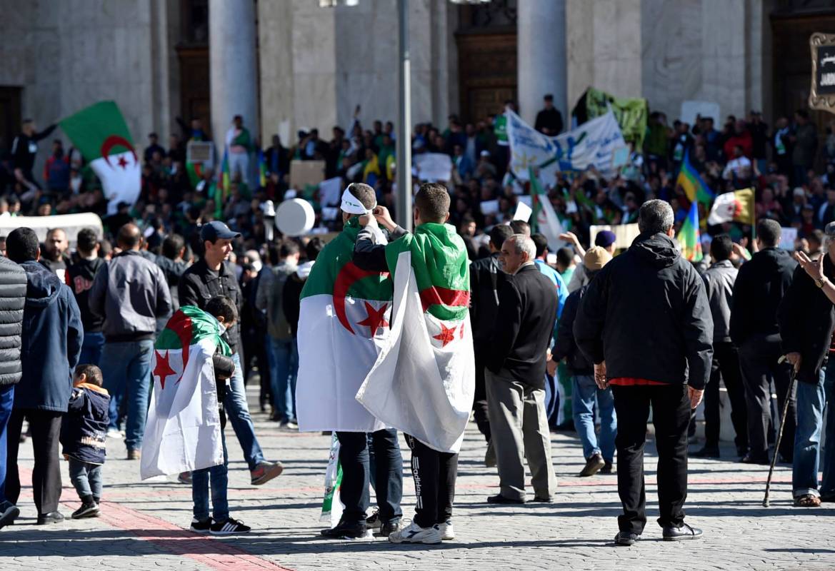 Alger: nombreuses pancartes contre la France et Macron, accusés de soutenir Bouteflika