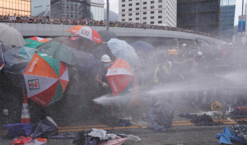 Heurts à Hong Kong, où le mouvement de protestation se durcit