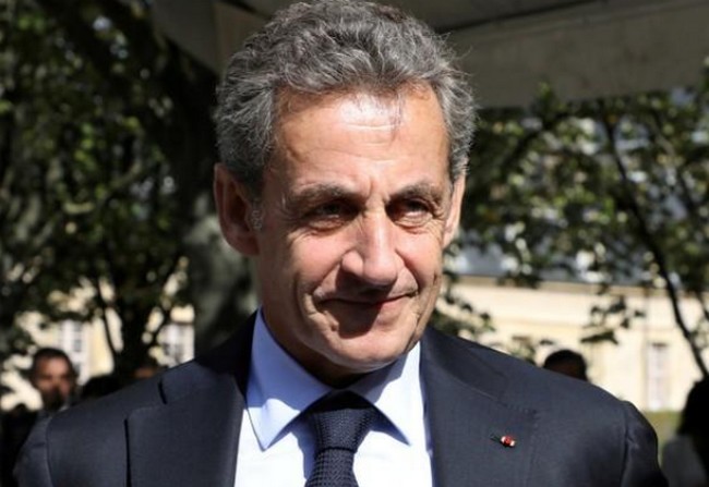 Sarkozy revient mais assure être sans ambition