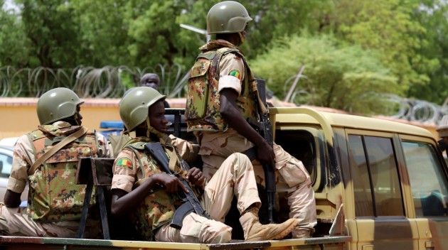 Mali: une cinquantaine de soldats tués depuis vendredi, de l'émoi et des questions