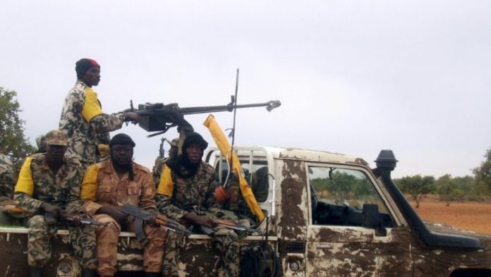 Mali: des jihadistes affiliés à Al-Qaïda et à l'EI et des "groupes d'autodéfense"