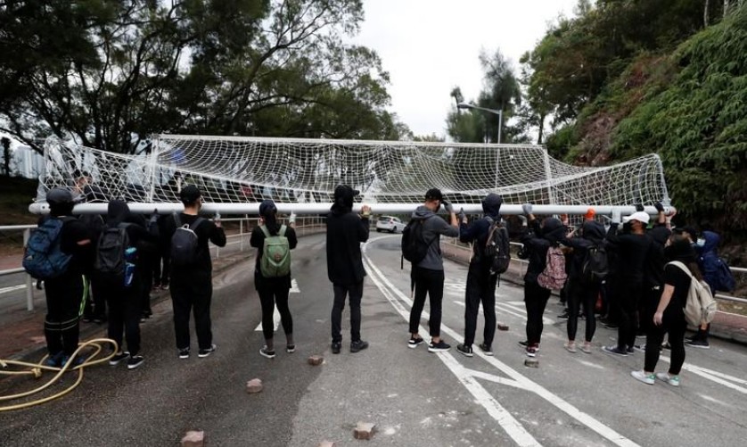 Hong Kong: Incidents entre manifestants et police sur un campus universitaire