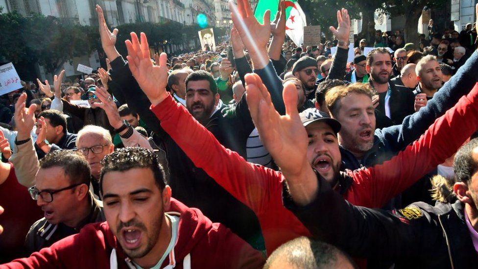 Algérie: une figure de la contestation acquittée