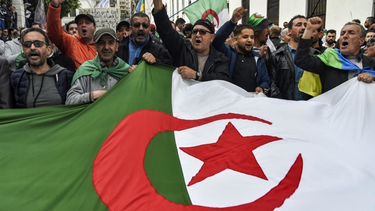 Algérie: garde à vue prolongée pour deux figures du "Hirak"
