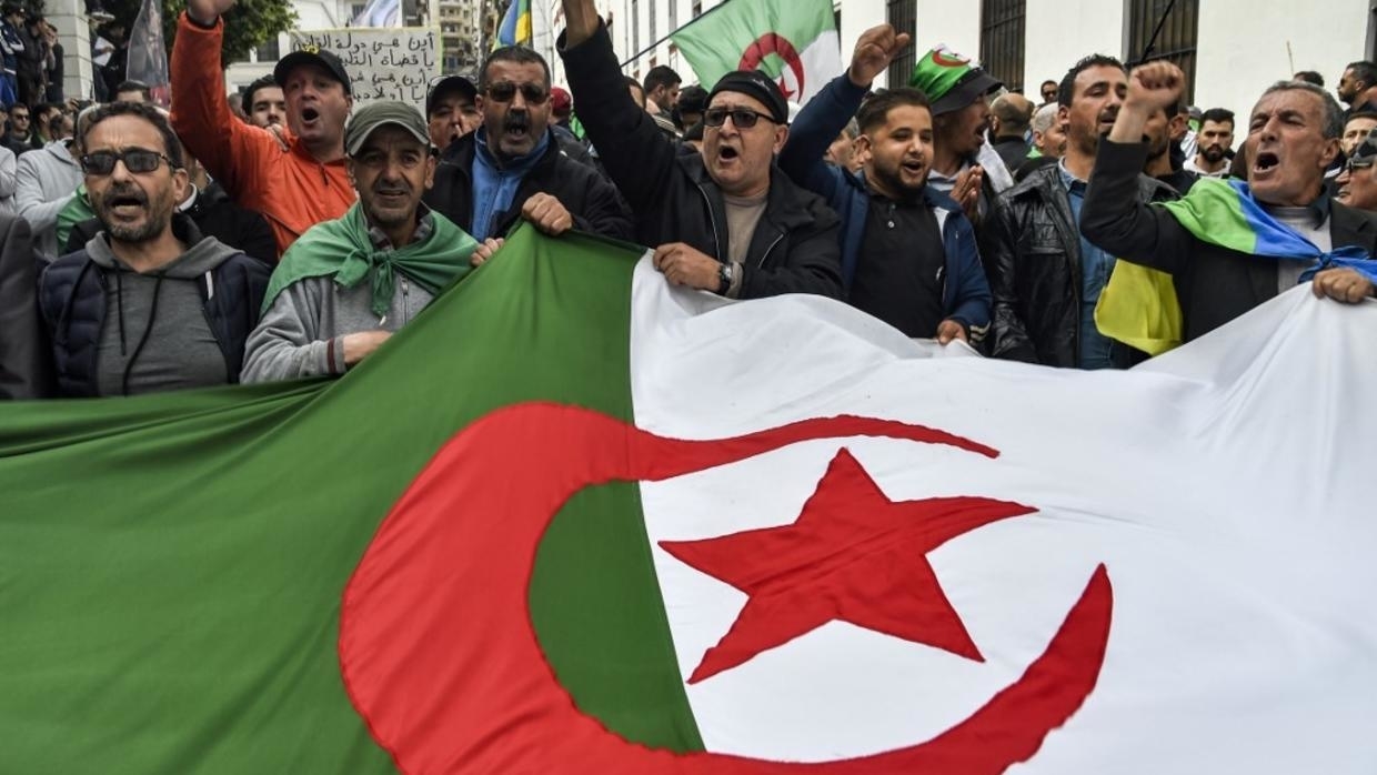 Algérie: garde à vue prolongée pour deux figures du "Hirak" Algérie: garde à vue prolongée pour deux figures du "Hirak"