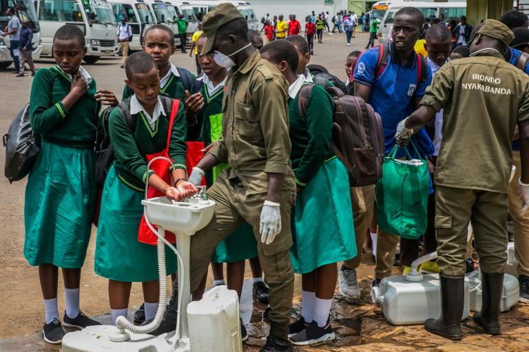 Coronavirus: l'épidémie avance en Afrique, mesures drastiques au Rwanda Coronavirus: l'épidémie avance en Afrique, mesures drastiques au Rwanda