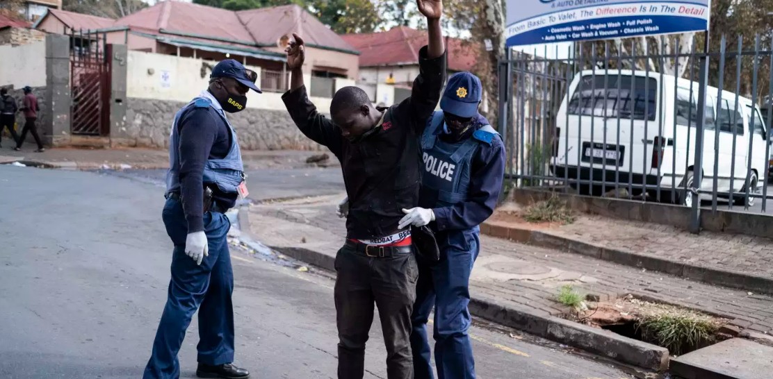 Afrique du Sud: 89 policiciers arrêtés pour avoir violé la réglementation sur le coronavirus