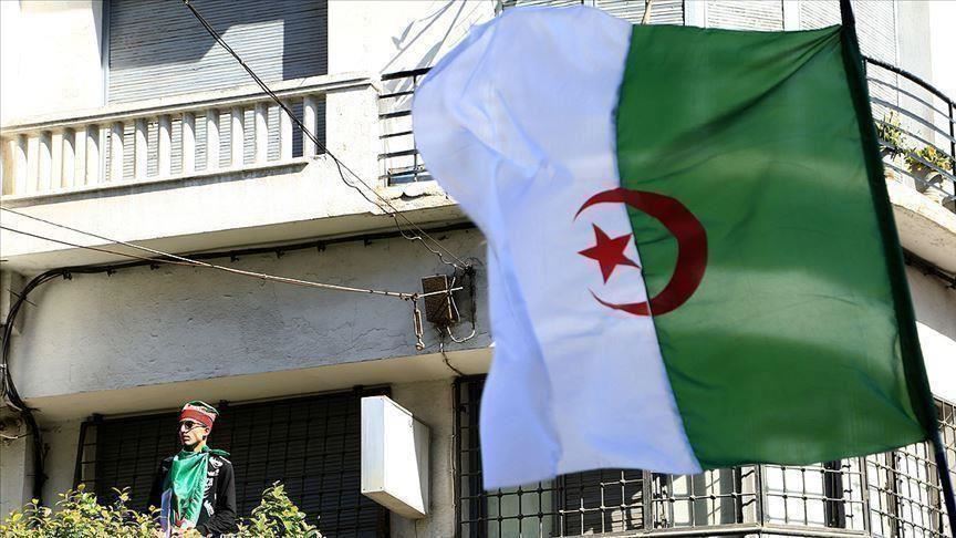 France/Algérie: l'avion transportant les crânes des résistants algériens arrive à Alger