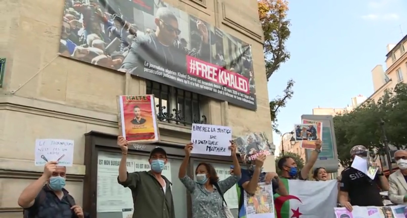 Une banderole déployée à Paris en soutien au journaliste Khaled Drareni