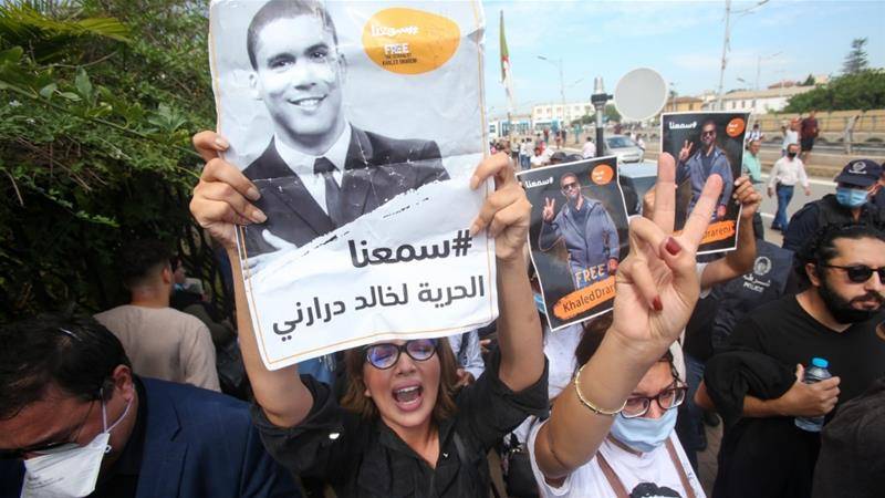 Algérie: lourde condamnation pour le journaliste Khaled Drareni qui reste en détention