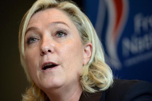 Otages: Le Pen crée la polémique, puis s'efforce de l'éteindre