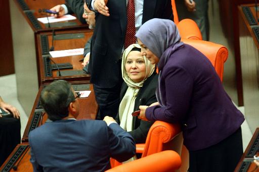 Turquie: des députées voilées entrent au Parlement