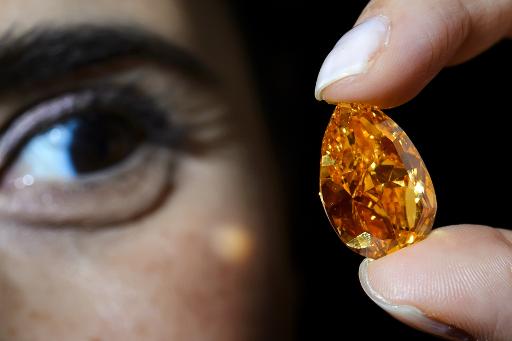 Suisse: le plus gros diamant orange au monde aux enchères à Genève