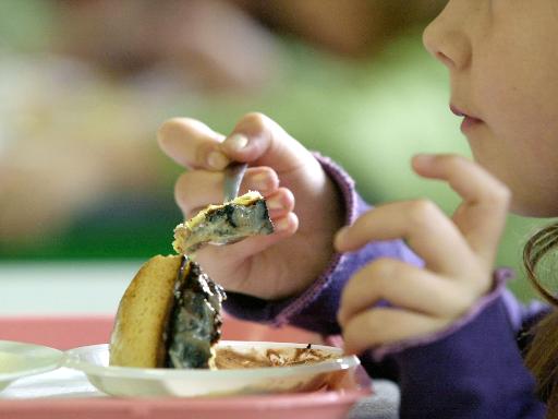 Un tiers des jeunes enfants mangent devant un écran