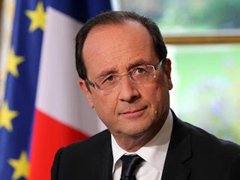 Indécis en France, ferme à l'étranger: le mystère Hollande