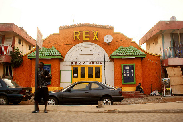 Au Ghana, une réalisatrice se bat pour sauver le Rex, cinéma historique