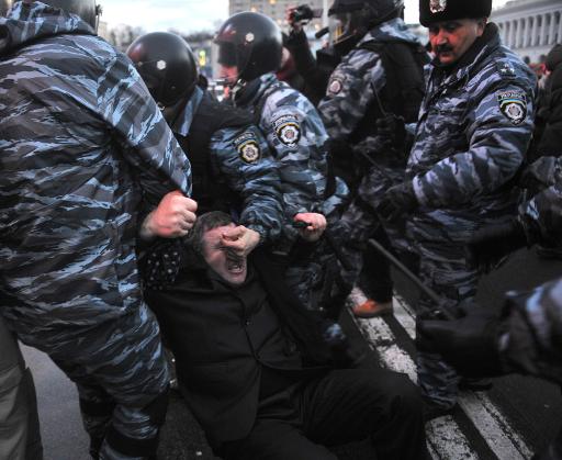 Ukraine: la police disperse violemment les manifestants à Kiev