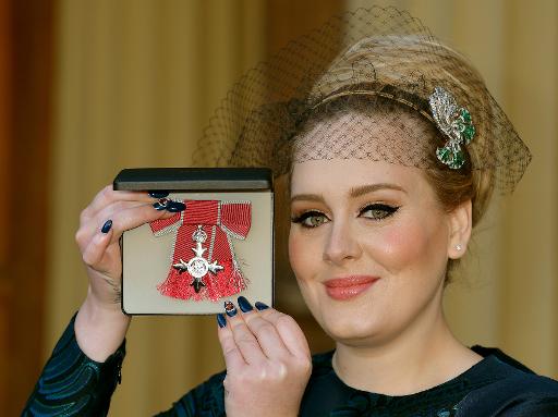 La chanteuse Adele décorée par le prince Charles