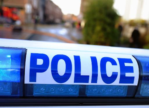 Nu sur la route, il arrête un automobiliste et le mord jusqu'au sang