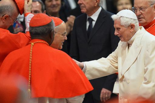 Le pape François à Saint-Pierre pour le consistoire en présence de Benoît XVI