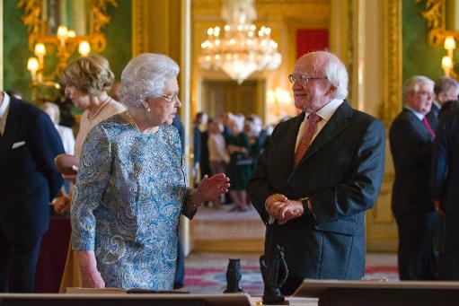 Elizabeth II reçoit le président irlandais, une première en près d'un siècle