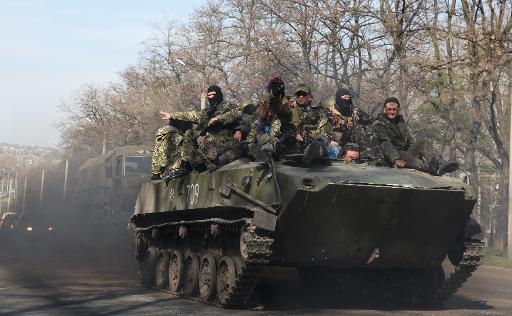 Une colonne ukrainienne dans l'Est dépose les armes devant les pro-russes