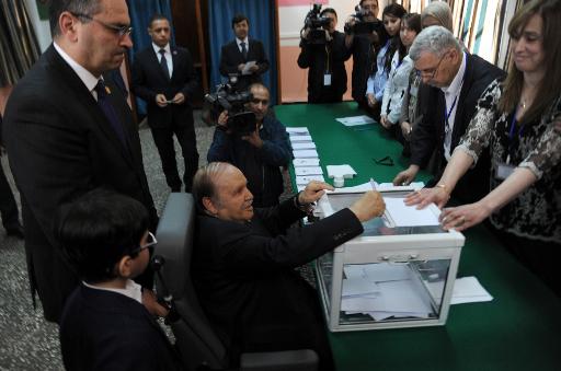 Les Algériens élisent leur président, Bouteflika favori