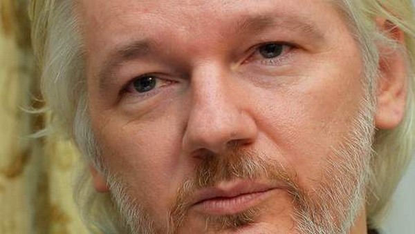 Assange libéré d'une partie des accusations contre lui, mais pas tiré d'affaire