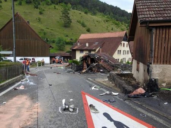 Suisse-Deux avions s'écrasent lors d'un meeting, un pilote tué