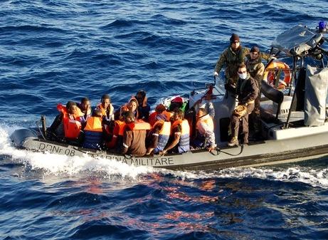 Méditerranée: au moins cinq migrants disparus en mer au large de la Libye