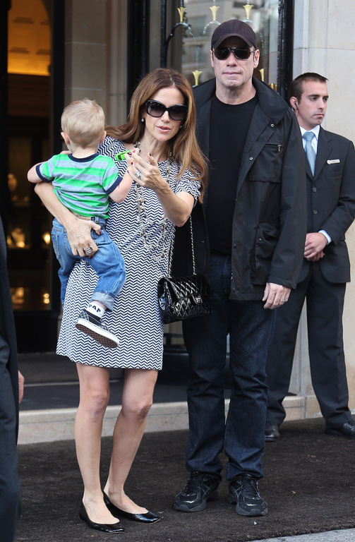 John Travolta, Kelly Preston, leur fils Benjamin sortent de l'hotel George V a Paris