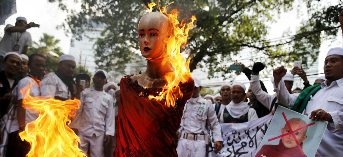 Des membres du Front des défenseurs de l’islam brûlent une effigie du moine bouddhiste Ashin Wirathu, du mouvement extrémiste 969, connu pour ses violences contre les musulmans, pendant une manifestation devant l’ambassade de Birmanie, à Jakarta (Indonésie)