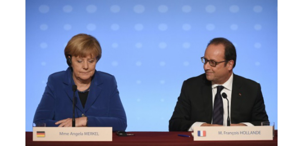 Angela Merkel (g) et François Hollande, le 2 octobre 2015 lors d'une conférence de presse commune à Paris