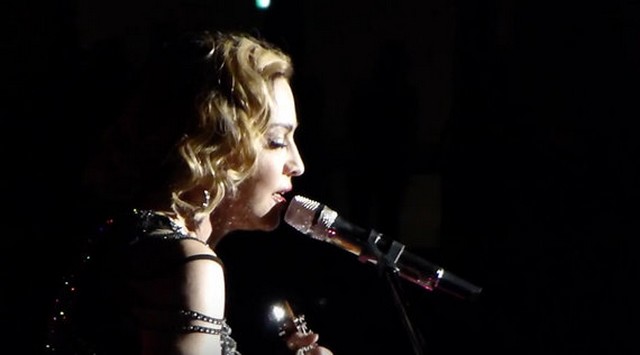 Attentats de Paris : Madonna chante La vie en rose en larmes