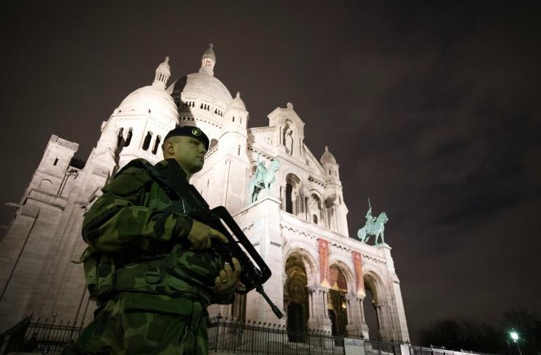 Attentats: le "huitième" jihadiste traqué, Kerry à Paris